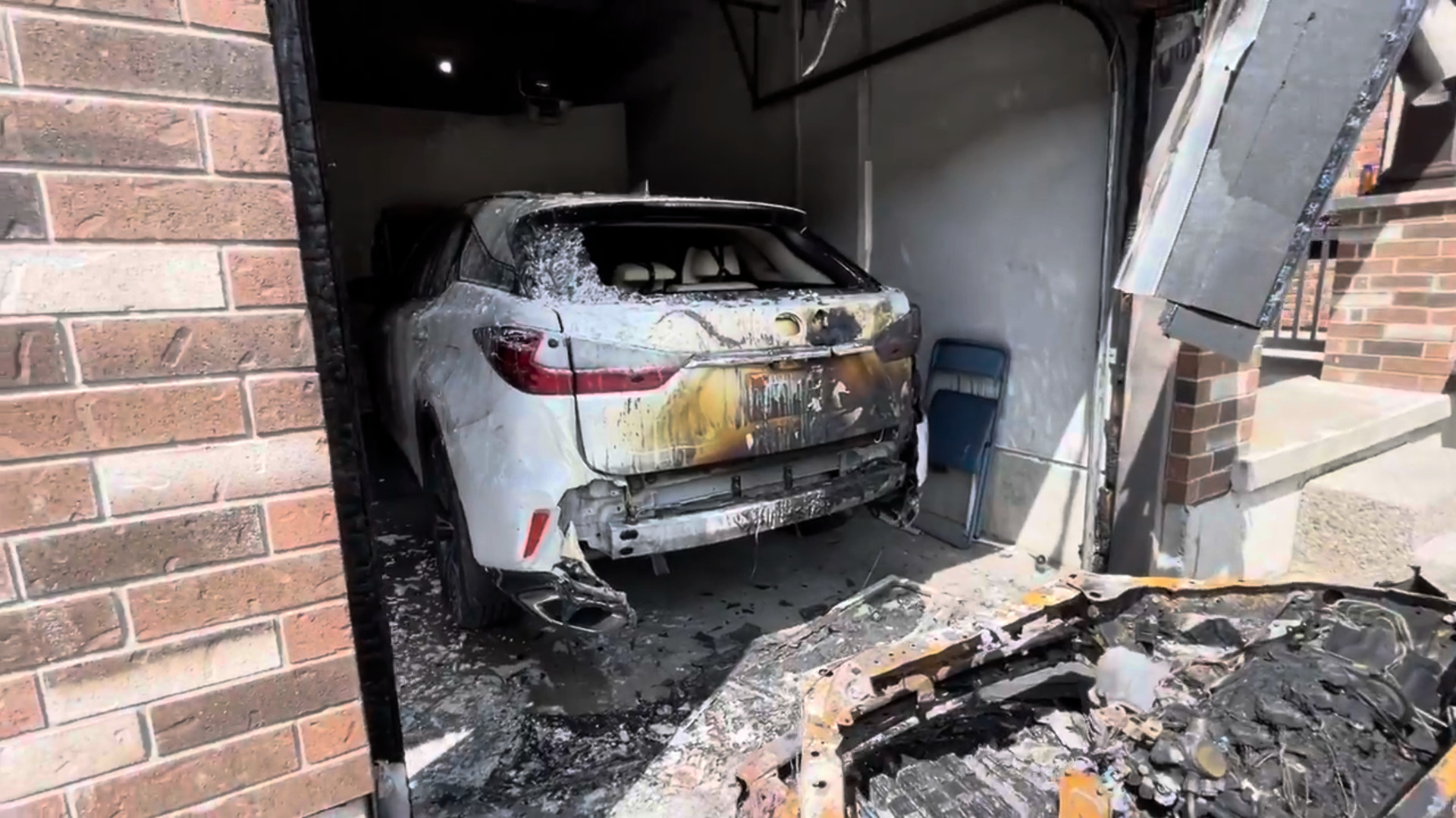 Fire engulfs vehicles in Kitchener garage