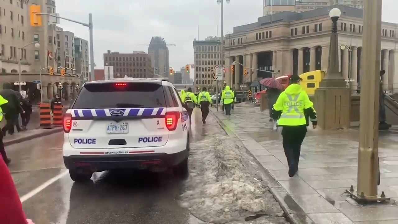 Police Hand Out Final Notices At Ottawa Protest | CityNews Toronto