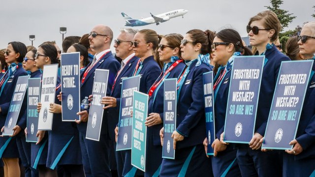 WestJet and flight attendants’ union issue 72-hour lockout, strike notices