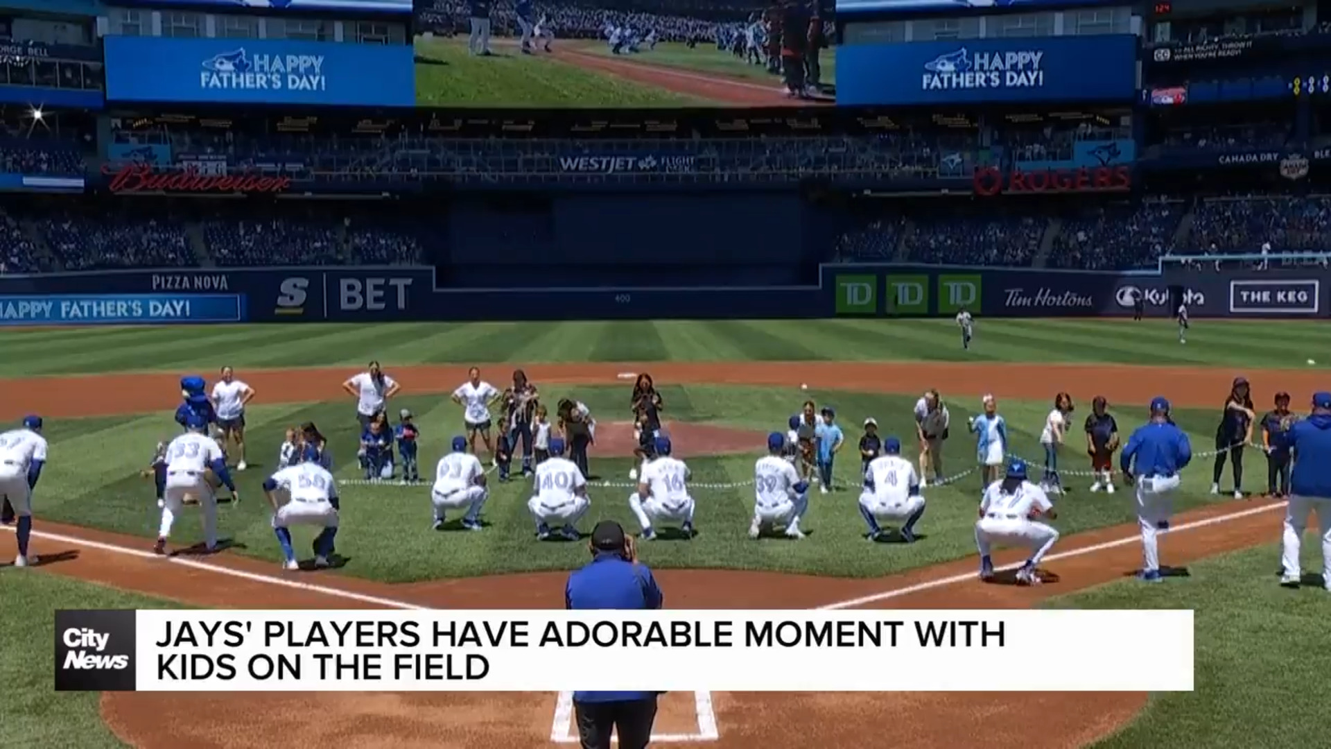 Toronto Blue Jays players have viral moment on field with kids
