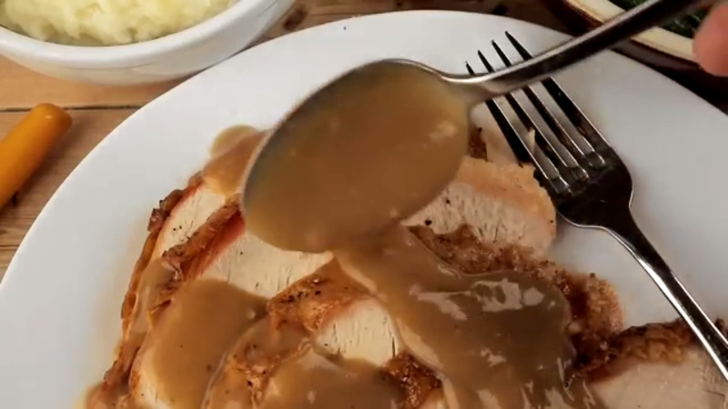 How to Make Savory Rum Turkey Gravy How to Make Savory Rum Turkey Gravy