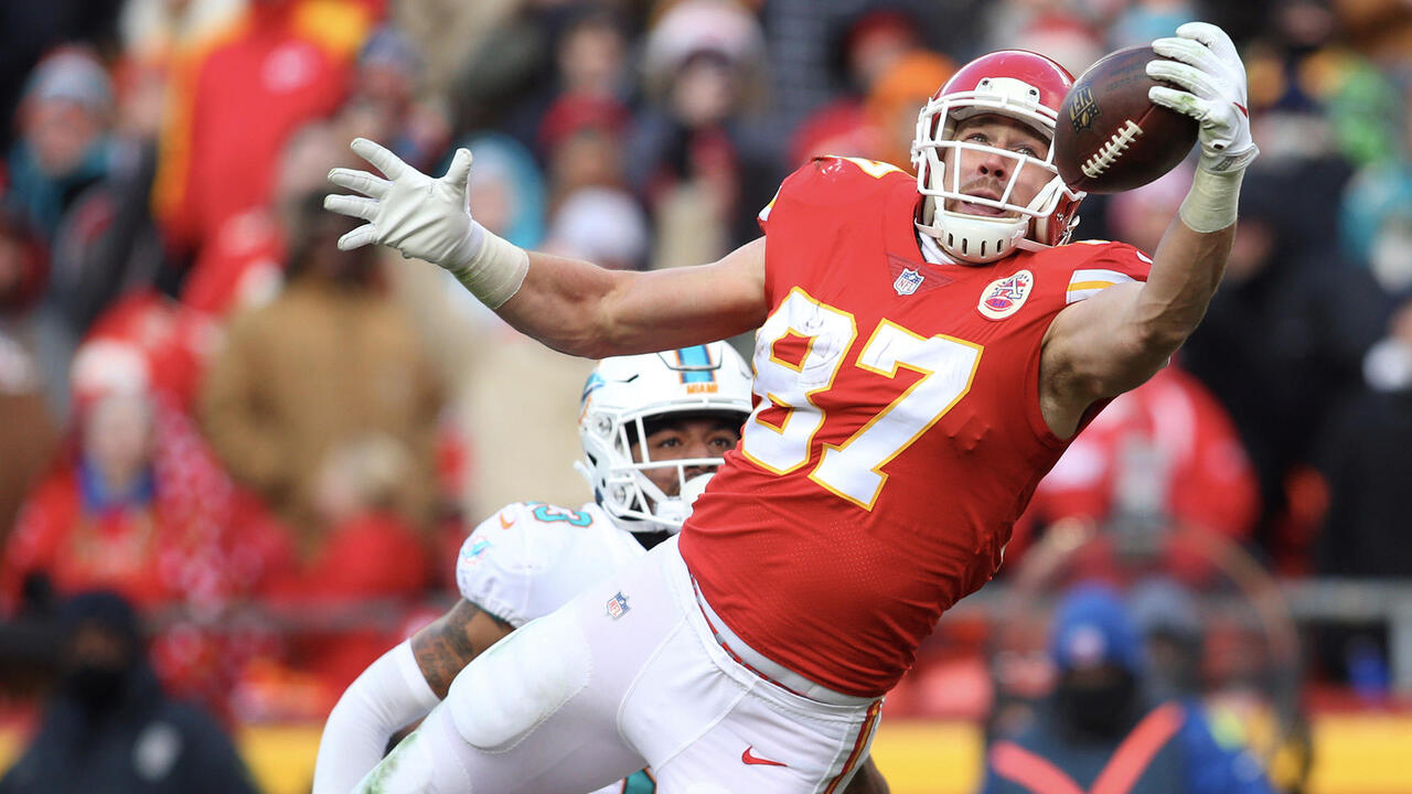 Chiefs rally past Raiders behind Travis Kelce's 4 TDs