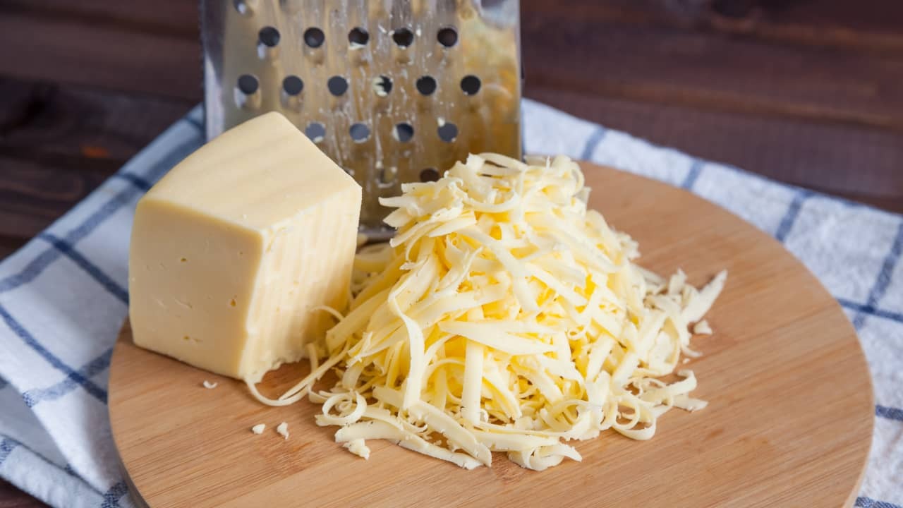 Cette astuce évidente permet de râper du fromage en un temps record et on  n'y