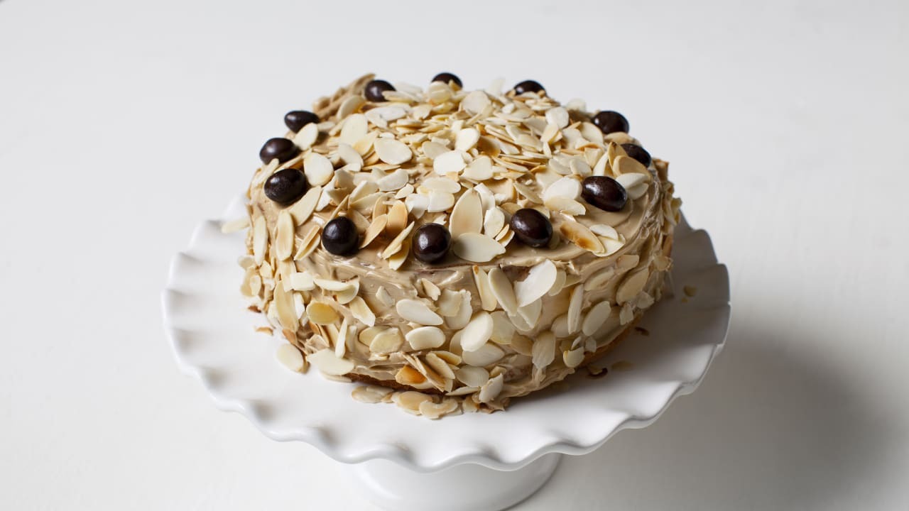 Sur Un Support À Gâteau Doré Sur Fond Blanc, Un Gâteau Esterhazy  Traditionnel Aux Amandes, Une Tasse De Café Et Une Spatule À Gâteau Sont  Présentés. Frontal, Copiez L'espace. IA Générative Banque