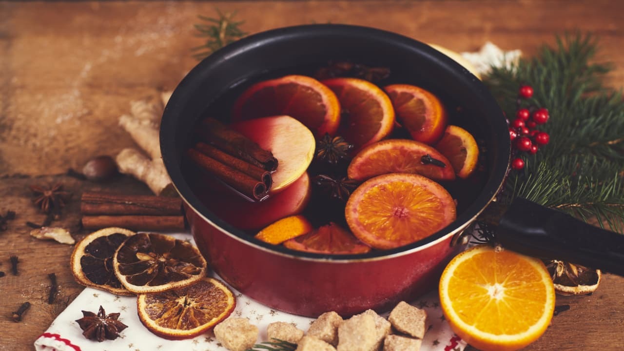 Vin Chaud À L'orange, Épices Et Passoire En Casserole Vintage En