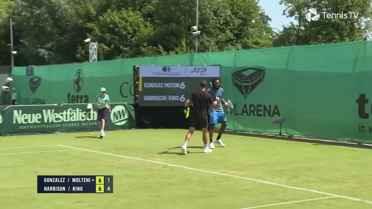 Hot Shot: Evan King lobs a lob for slick doubles winner in Halle 2025