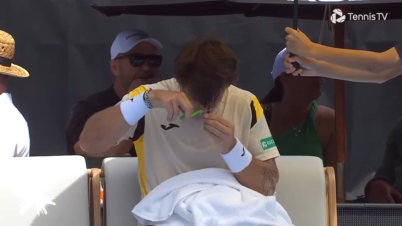 Ugo Carabelli gives himself a mid-match haircut in Auckland!