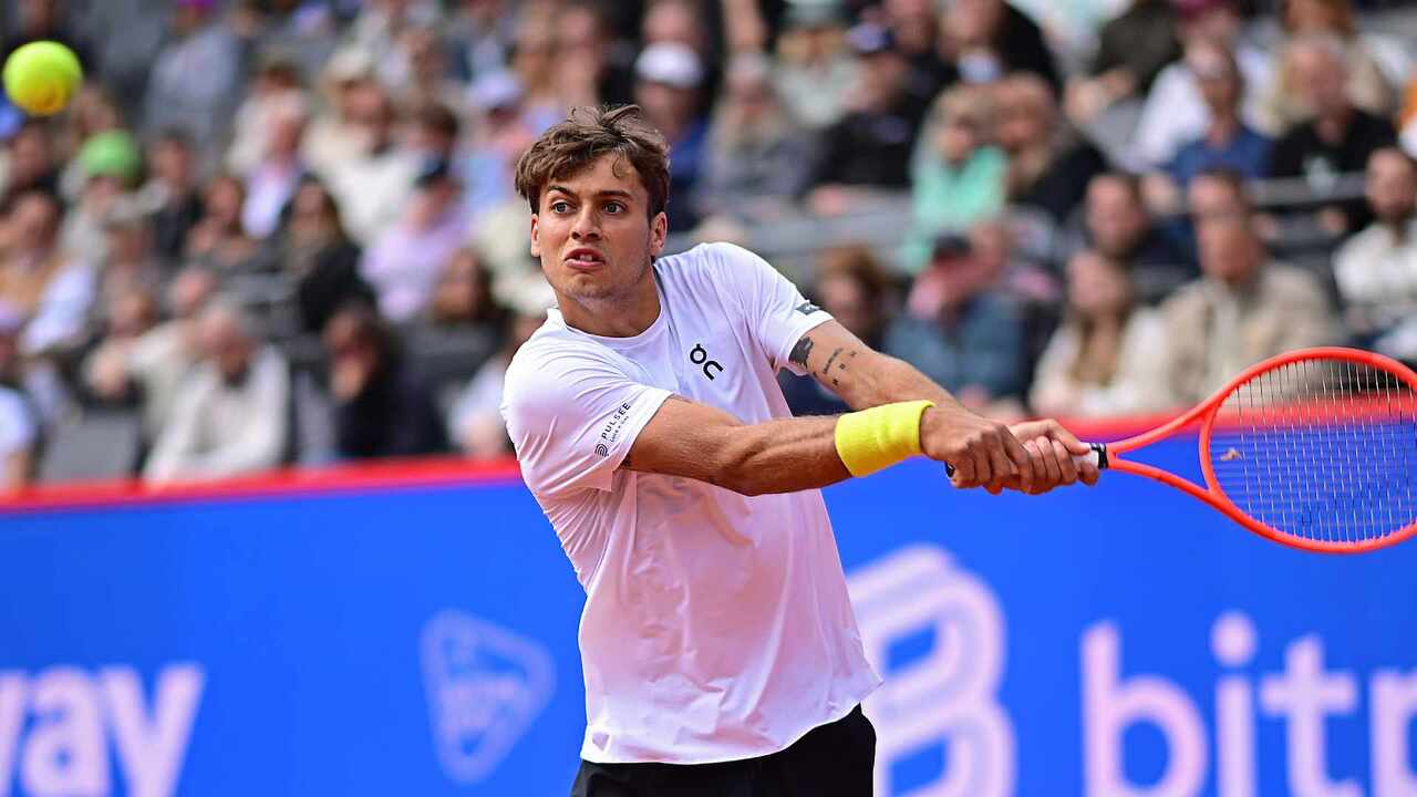 Hot Shot: Cobolli's line-licking pass in Hamburg 