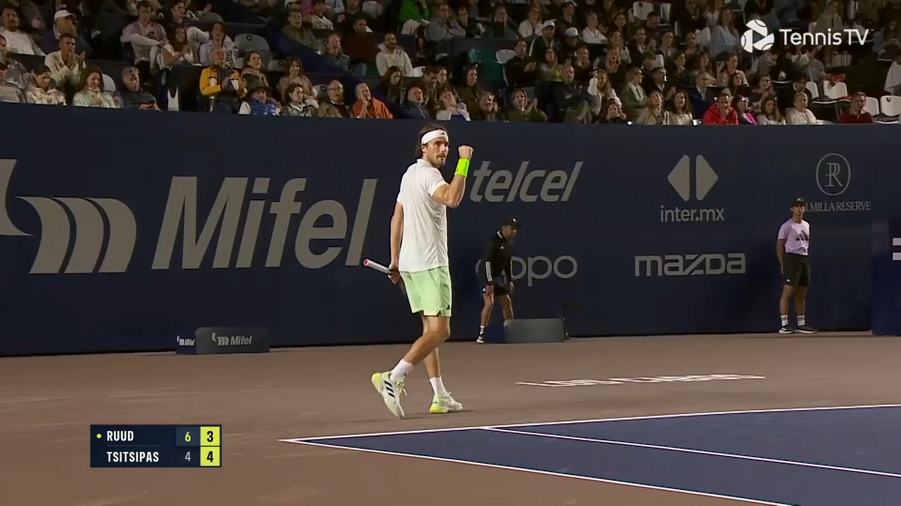 Hot Shot: Tsitsipas' angled slice earns Ruud's applause in Los Cabos