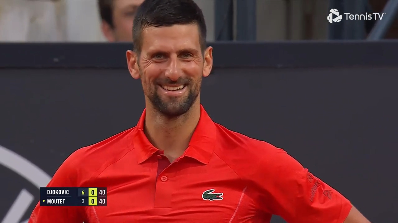 Djokovic reacciona ante la alarma del celular de Moutet en pleno partido