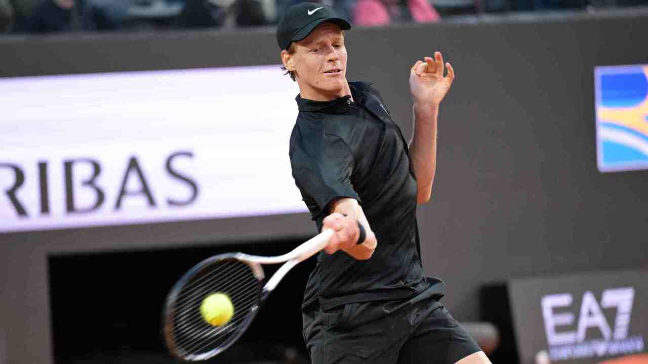 Hot Shot: Sinner steps in with meaty forehand in Rome 2025