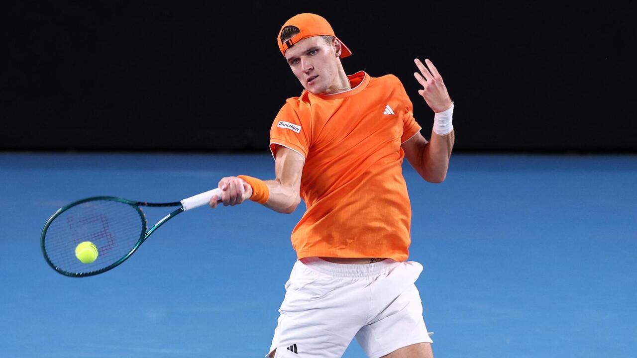 Hot Shot: Mensik's flick of the wrist clinches physical Doha 2026 point