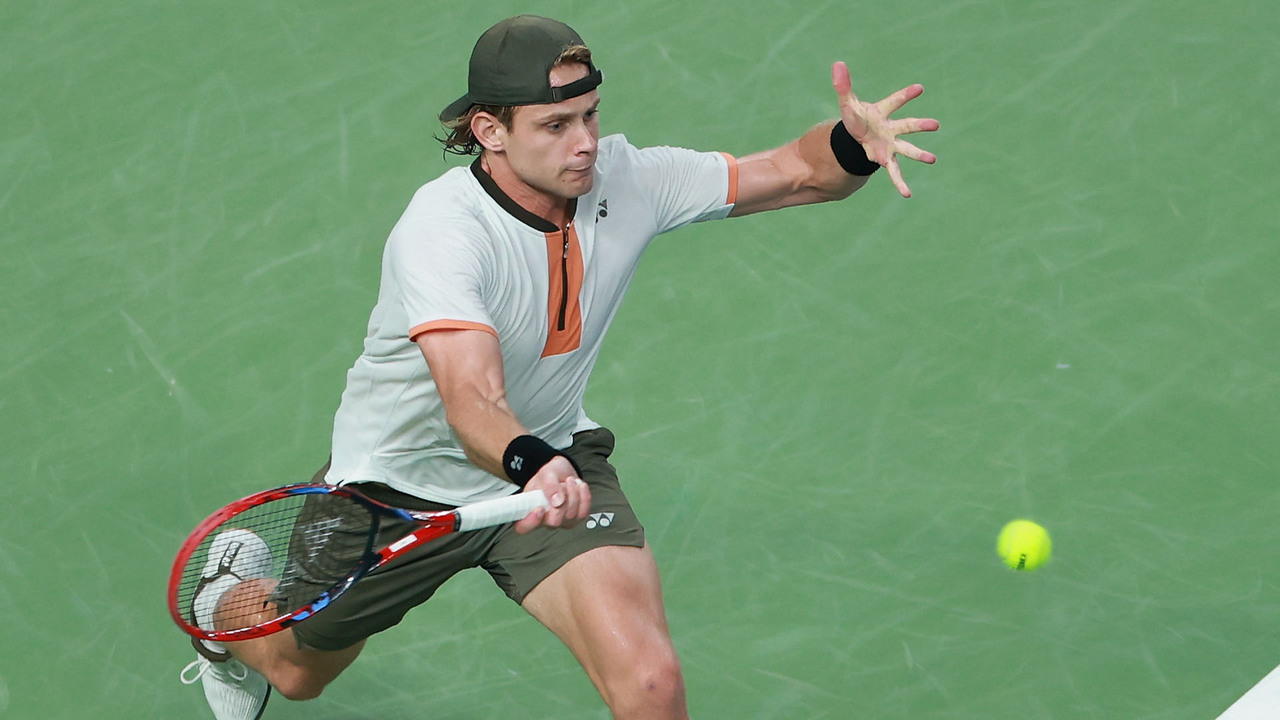 Hot Shot: Bergs' stealthy slice deceives Djokovic in Shanghai