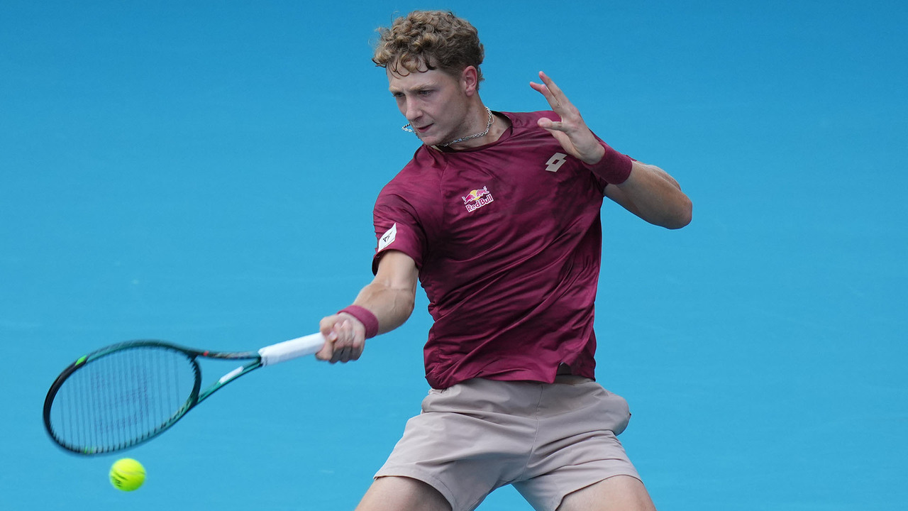 Hot Shot: Landaluce lashes fierce forehand early in Miami QF