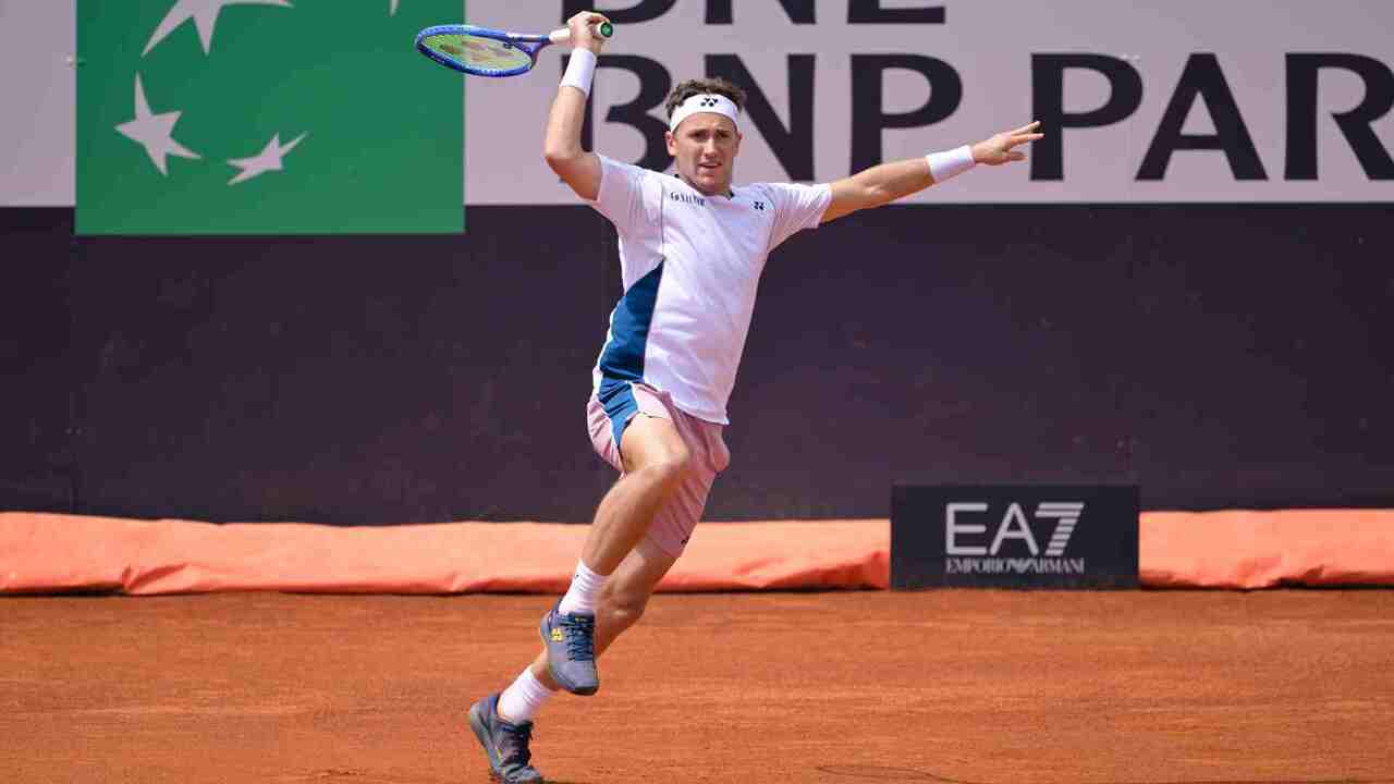 Hot Shot: Ruud's dig & skip winner does the trick in Rome 