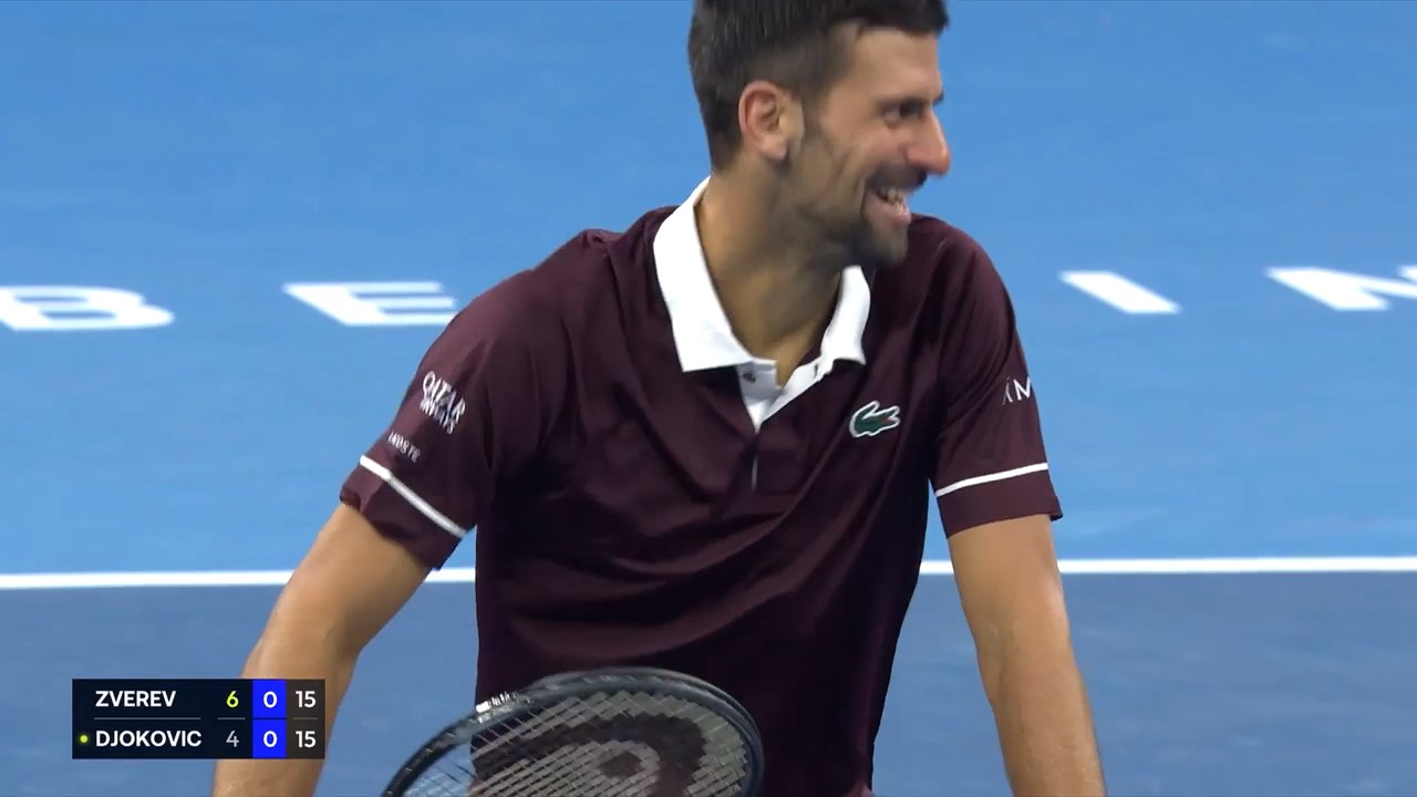 Tweener, heavy touch, stretch success: Djokovic wins chaotic point vs. Zverev!