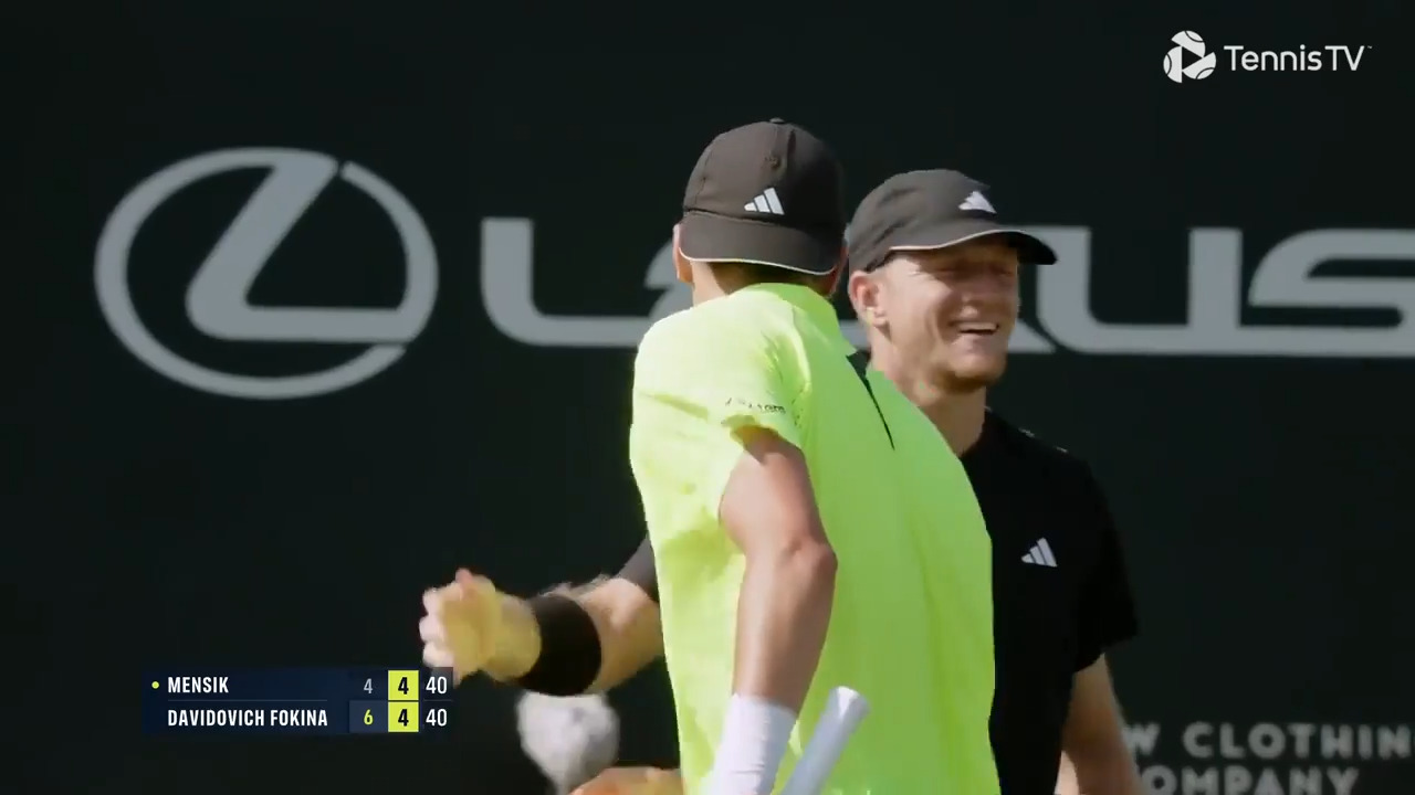 Watch: Mensik embraces Davidovich Fokina after accidental hit in Eastbourne