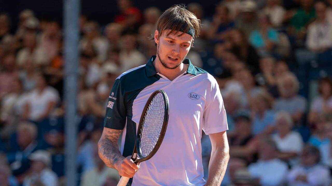 Hot Shot: Bublik drops 'magic' on a dime in Gstaad 2025
