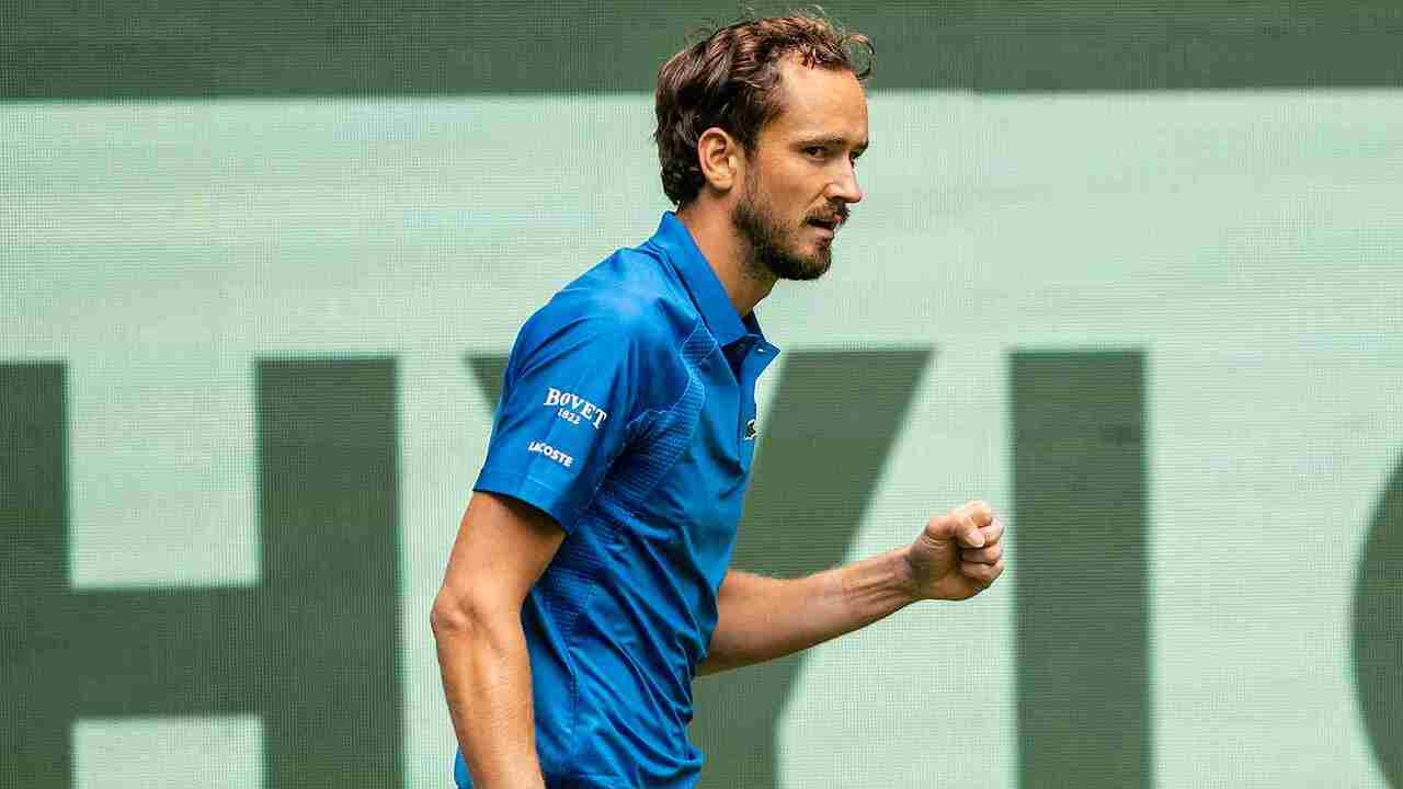 Preciosa volea con dejada de Medvedev en Halle. Sigue los partidos en directo y bajo demanda en TennisTV.com.