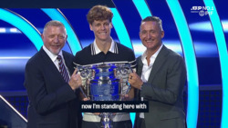 Jannik Sinner recibe el trofeo ATP Year-End No. 1 presented by PIF