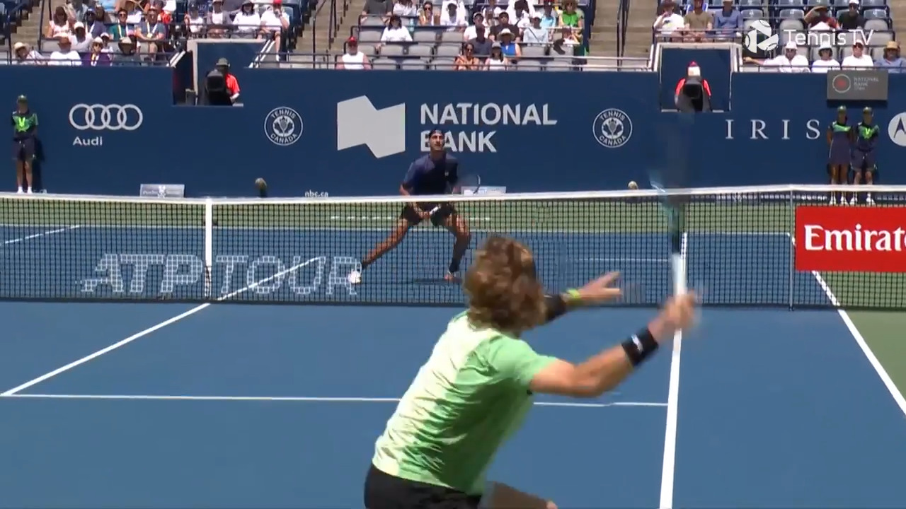 Hot Shot: Sonego improvisa un remate de revés vs. Rublev en Toronto