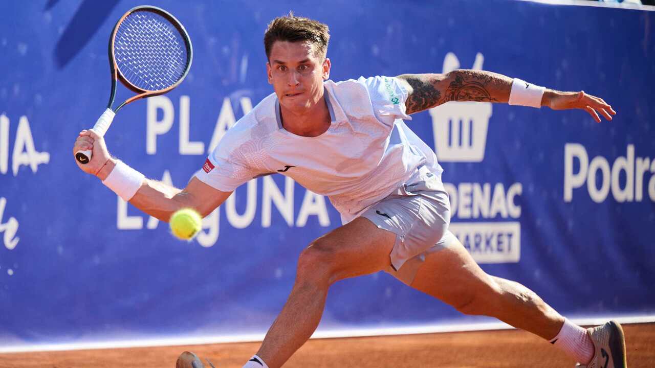 Hot Shot: Ugo Carabelli blunts Passaro's tweener with insane speed in Umag