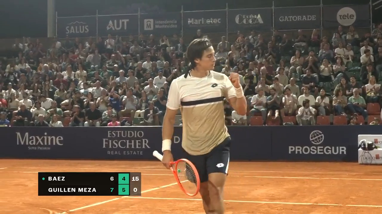 Álvaro Guillén Meza demuestra sus grandes habilidades en este intercambio ante Sebastián Báez en el Uruguay Open de Montevideo.