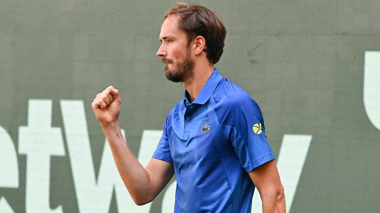 Hot Shot: Medvedev carves perfect volley vs. Zverev in Halle