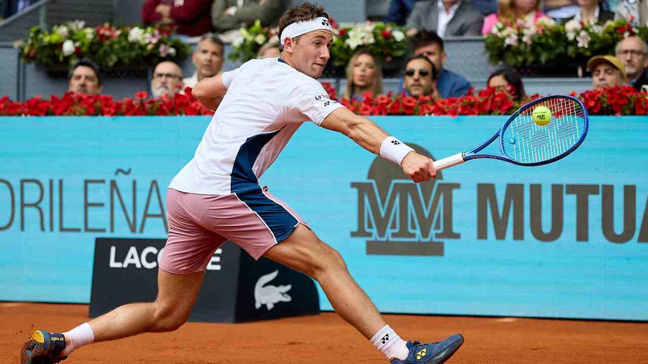 Highlights: Ruud earns first win against Medvedev, advances to Madrid SFs