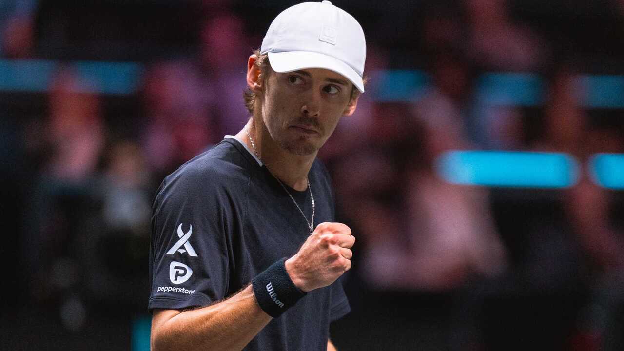 Hot Shot: De Minaur's 'stamp & slide' does the trick in Rotterdam 2026