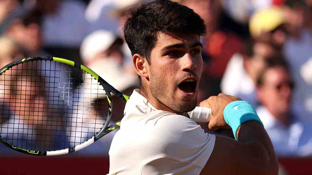 Hot Shot: Alcaraz rockets forehand winner at Queen's Club 