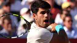 Hot Shot: Alcaraz rockets forehand winner at Queen's Club 