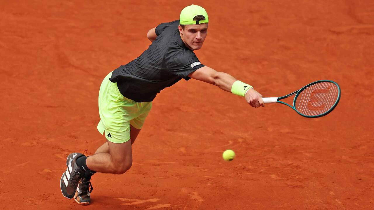 Hot Shot: From defence to delight for Mensik in Rome!