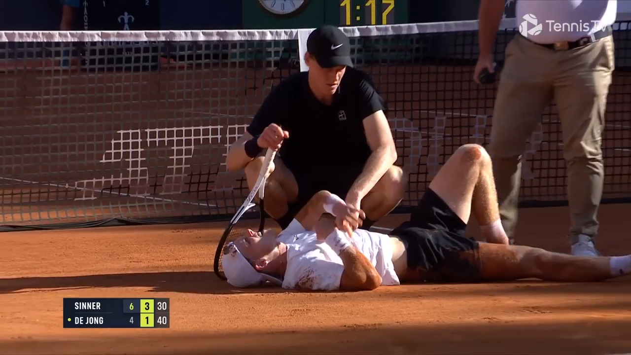 Watch: Sinner gives De Jong helping hand after Rome tumble