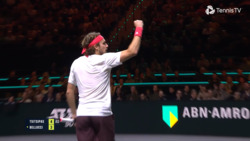 Hot Shot: Tsitsipas logra una derecha de película en Róterdam