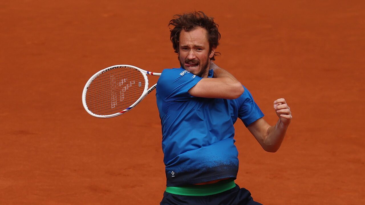 Hot Shot: Medvedev breaks the Popyrin wall in Rome