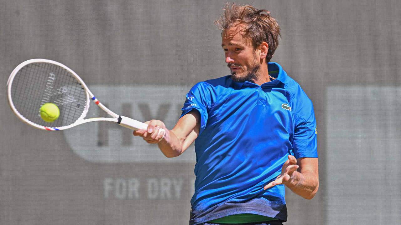 Hot Shot: Medvedev's classy winner after nose bleed in Halle!