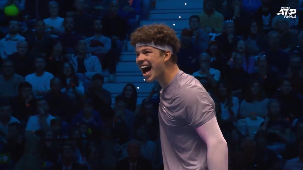 Hot Shot: Shelton creates a wall at the net to stop Sinner in Turin