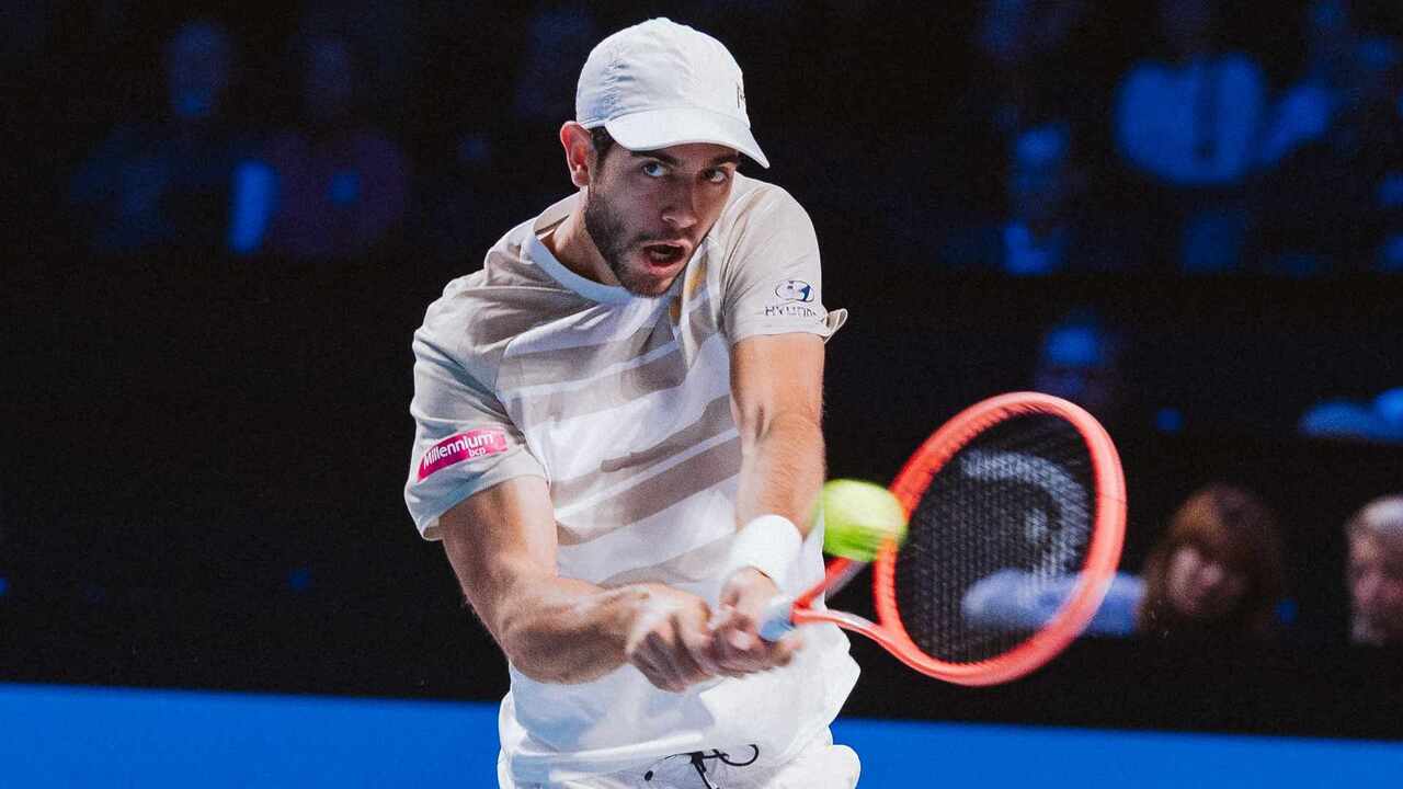 Hot Shot: Mishit smash then stunning touch! Borges wins chaotic point vs. Medvedev in Vienna 2025 