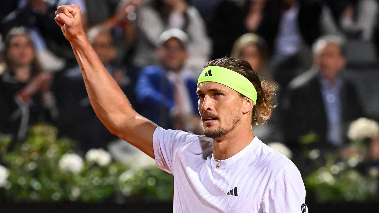 Hot Shot: Zverev 'turning on the style' with tweener and more in Rome