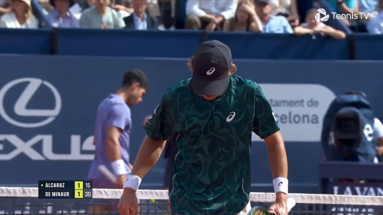 Hot Shot: De Minaur stops Alcaraz in his tracks with deadly dropper in Barcelona 2025
