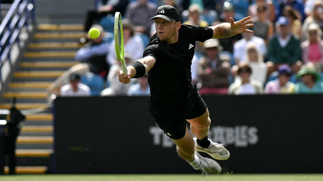 Hot Shot: Davidovich Fokina se lanza a por la volea en Eastbourne