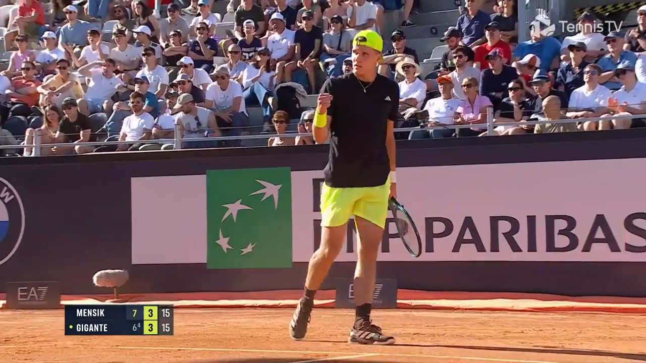 Hot Shot: Mensik's grip & rip winner on the stretch in Rome