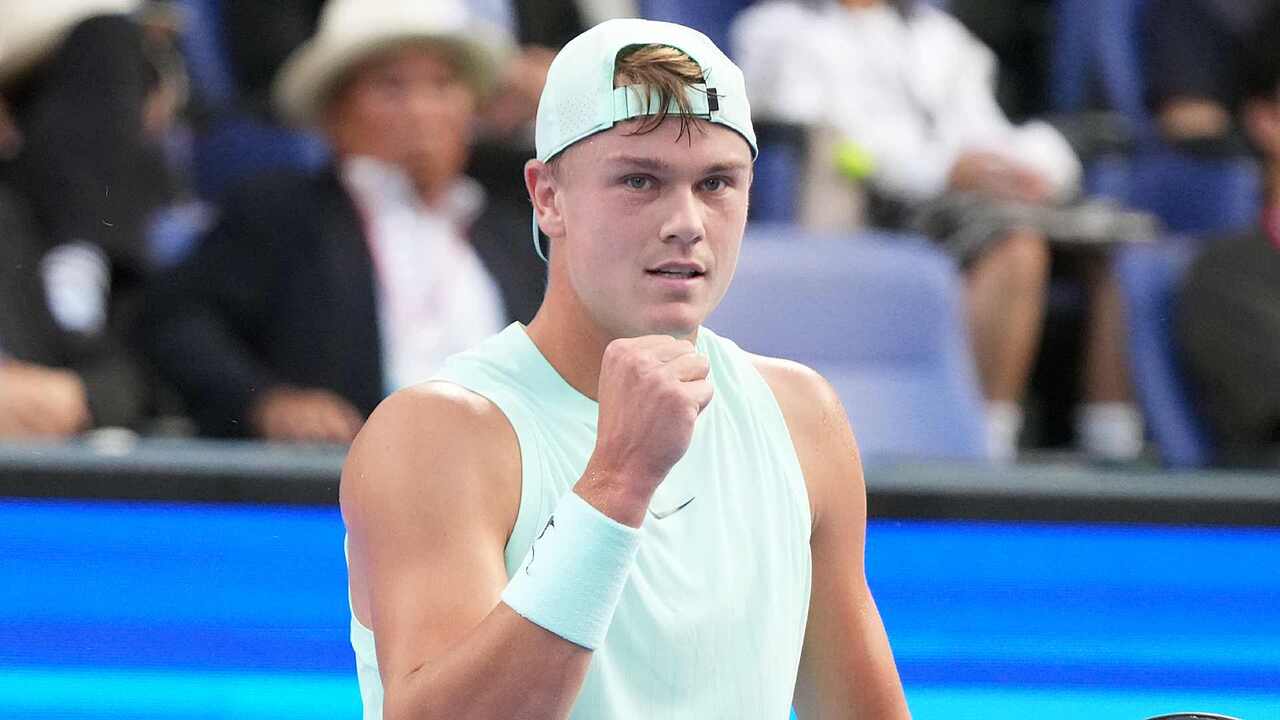 Hot Shot: Rune's exquisite touch impresses crowd in Tokyo
