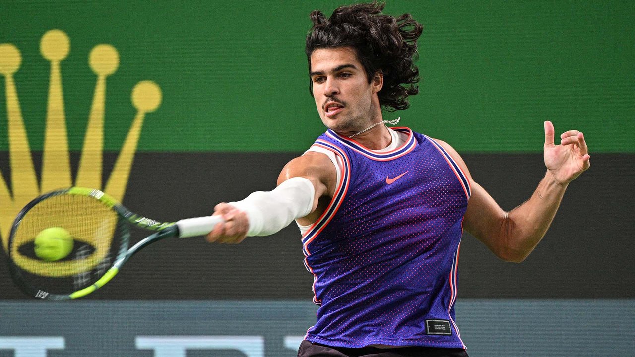 Hot Shot: Alcaraz & Bergs play lung-busting opening point in Shanghai R3 clash