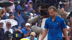 Musetti, Medvedev play in driving rain before play suspended on match point