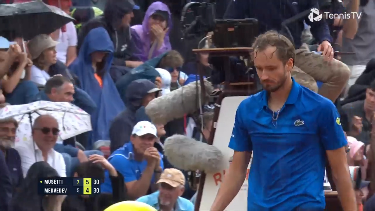 Musetti, Medvedev play in driving rain before play suspended on match point