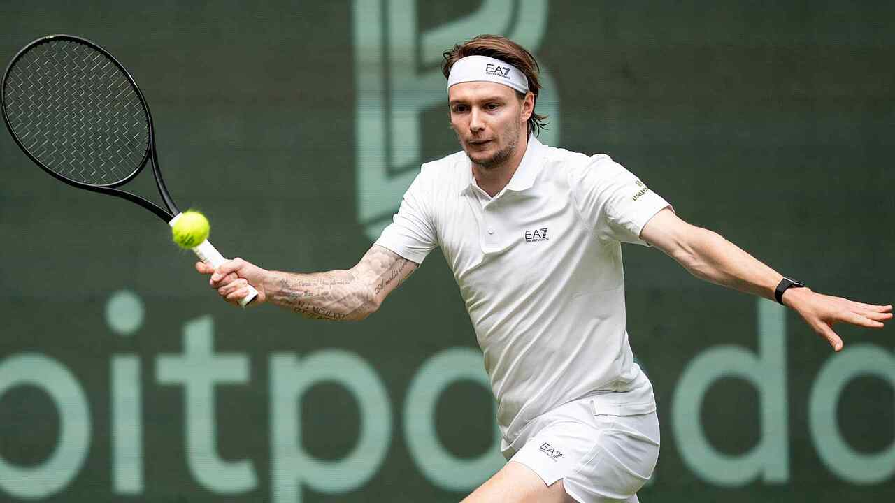 Alexander Bublik swings for the fences with a crushing winner against Jannik Sinner to go ahead 4-3 in the third set.