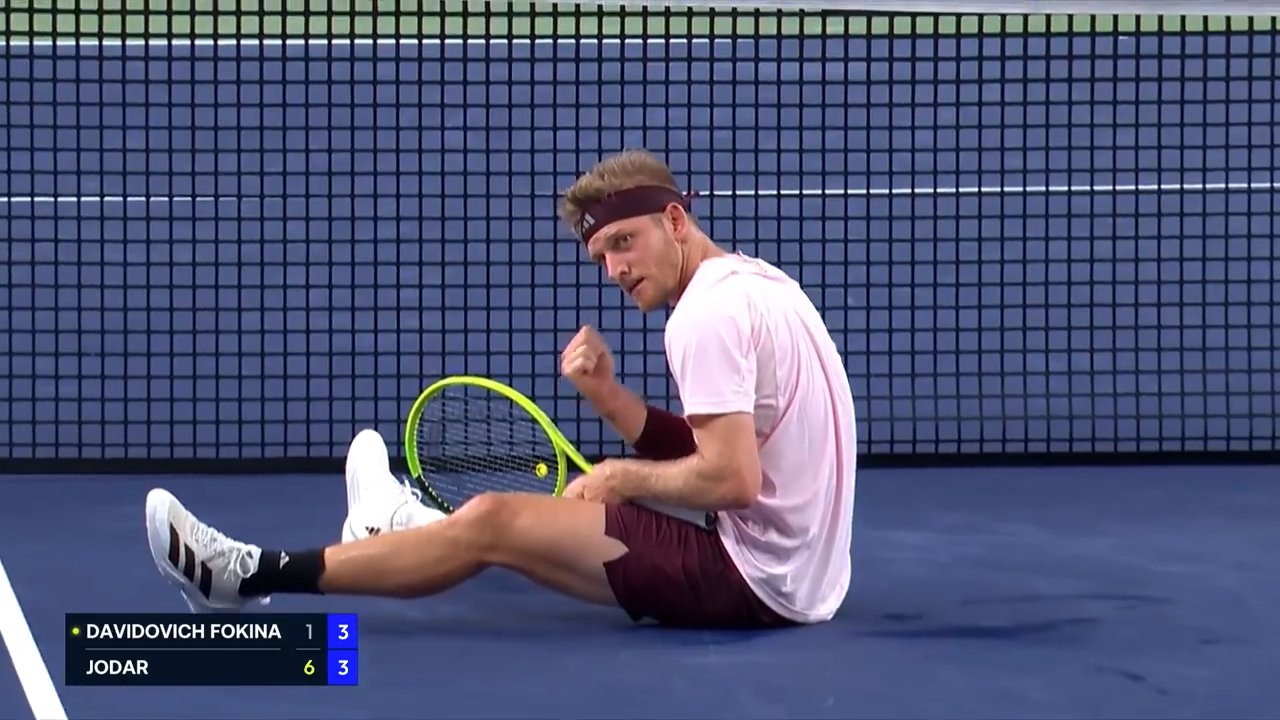 Hot Shot: Davidovich Fokina sprints and sprawls for key break in Shanghai 2026 final!