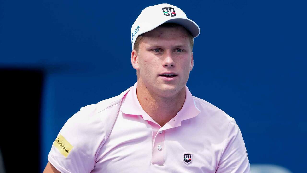 Hot Shot: Brooksby denies Moutet's tweener in must-see point